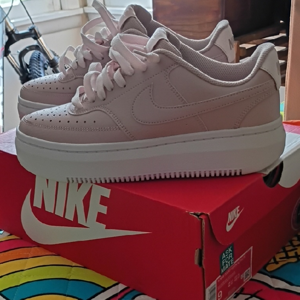 Nike Women's Blush Pink Platform Sneakers New In Box